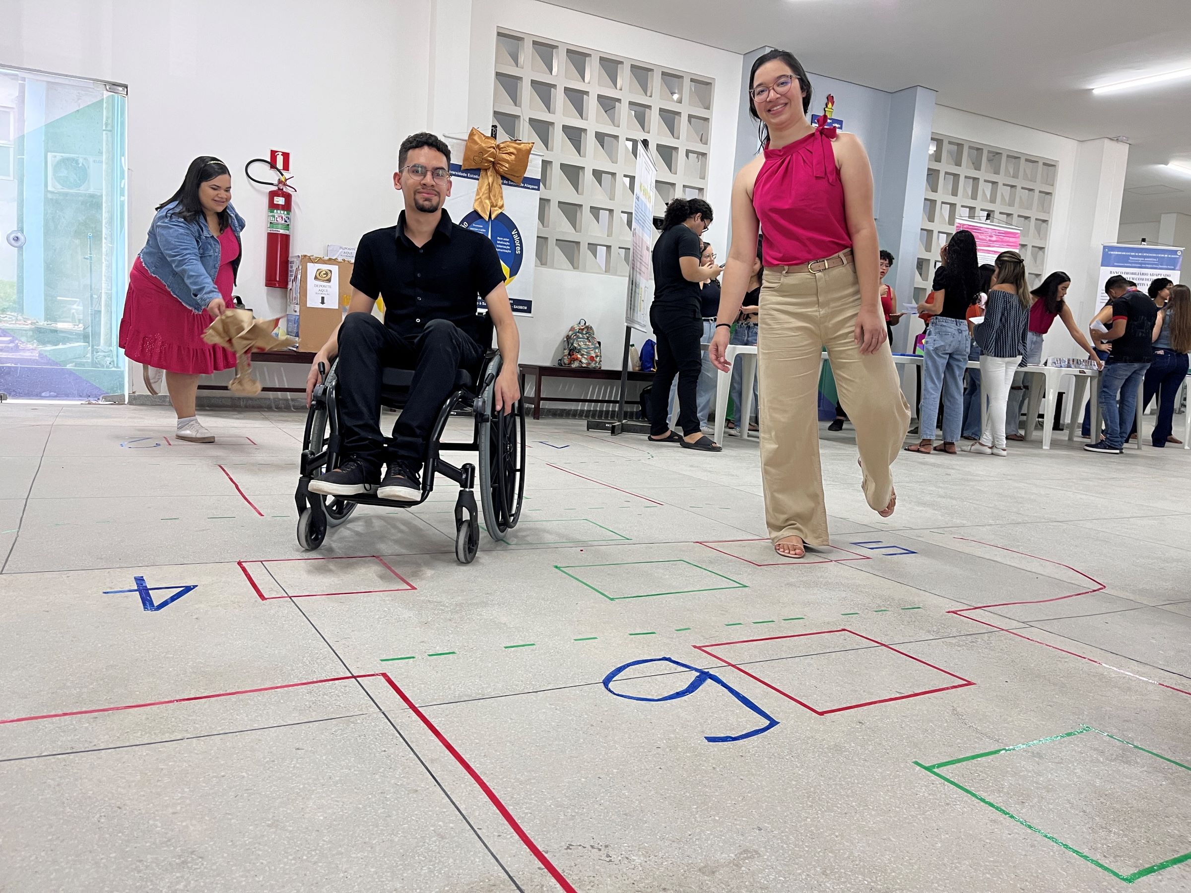 Designer adapta jogo de UNO para pessoas com deficiência visual
